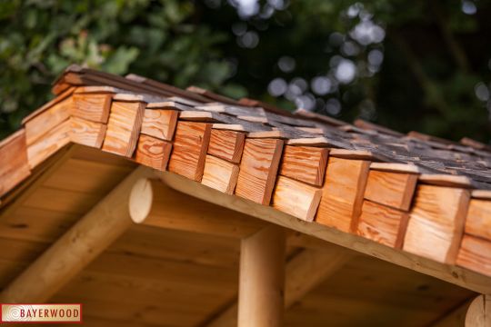 Hollywoodschaukel Kaitersberg mit Dach aus Holzschindeln